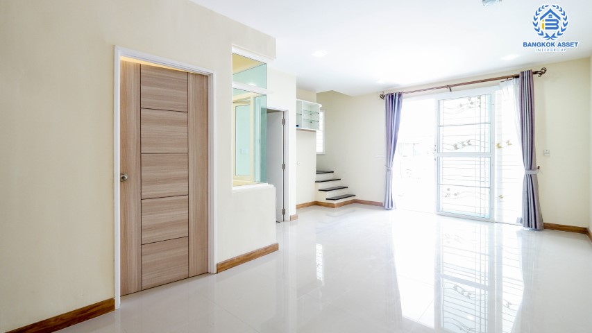 *****ทาวน์เฮ้าส์มือสองย่านสมุทรสาคร ม.โกลเด้นทาวน์ พระราม2 หลังมุม! เนื้อที่กว้างขวางถึงเกือบ 22 ตร.ว. ฟังก์ชันจัดเต็มอย่างกับบ้านเดี่ยว 4 ห้องนอน 3 ห้องน้ำ 2 ที่จอดรถ แถมฟรี! 2 เครื่องปรับอากาศ, 1 เครื่องทำน้ำอุ่น, 1 เครื่องดูดควัน เชื่อมต่อถ.พระราม 2 ใกล้บิ๊กซี, เซ็นทรัลพระราม 2 และทางด่วน "พระราม 2"